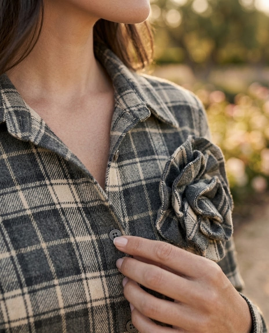 Robe Chemise Carreaux Gris et Écru Broche Fleur Amovible, La Garde-Robe de Nina - vue 3