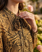 Ensemble Chemisier & Jupe Imprimé Python Camel/Noir, La Garde-Robe de Nina - vue 7