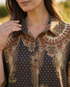 Robe Chemise Longue Imprimée Cachemire Noir & Marron, La Garde-Robe de Nina - vue 4